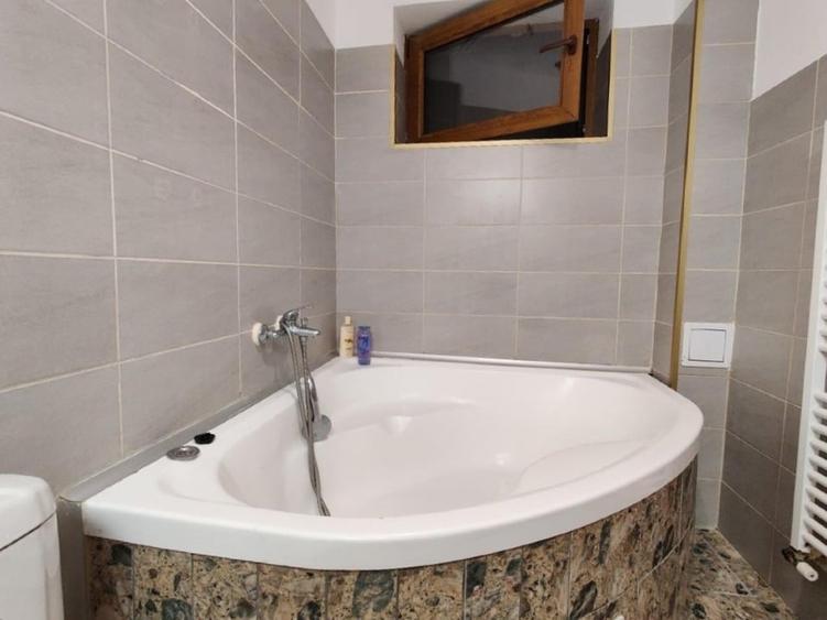 Apartament cu 3 camere semidecomandat, mobilat în Dacia