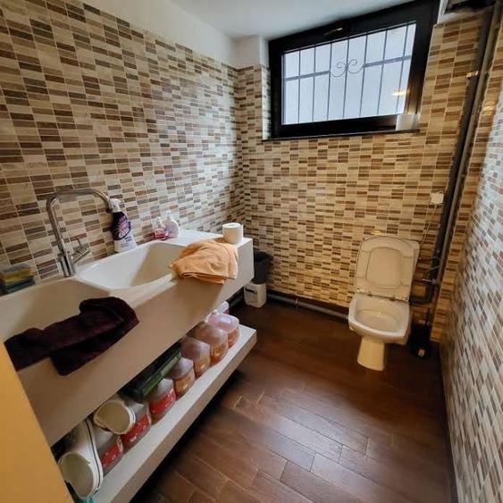 Casă individuală cu 6 camere cu Canalizare în Central