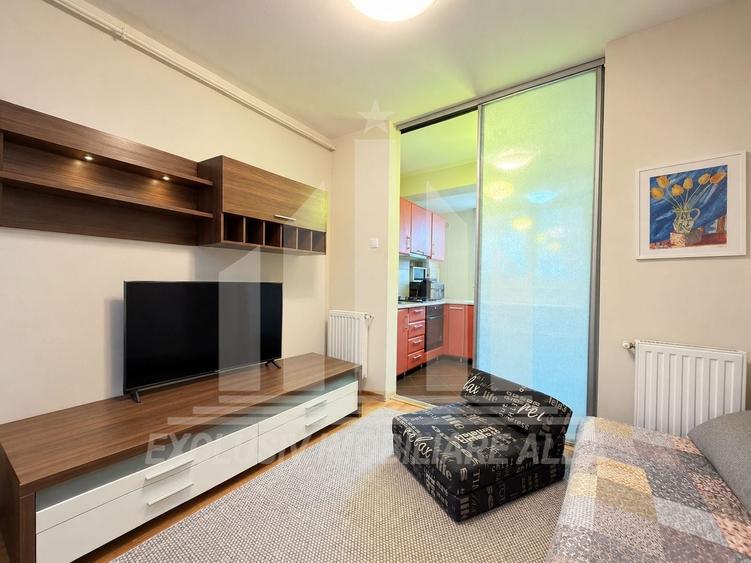 Apartament cu 3 camere decomandat, mobilat în Central