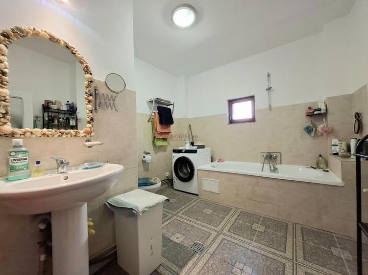 Casă cu 7 camere cu Teren 959 Mp în Central