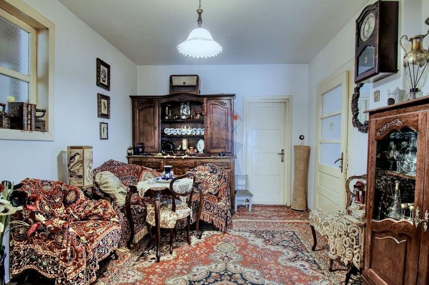 Casă cu 7 camere cu Teren 800 Mp în Central