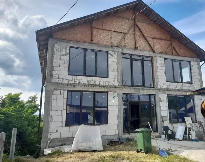 Casă cu Teren 454550 Mp în Corlătești