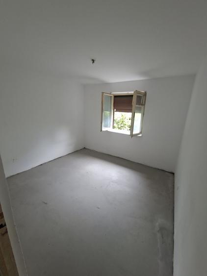 Apartament 2 camere decomandat, bloc caramida, la strada, vis-a-vis de fostul Cinema Negoiu Fagaras - 1