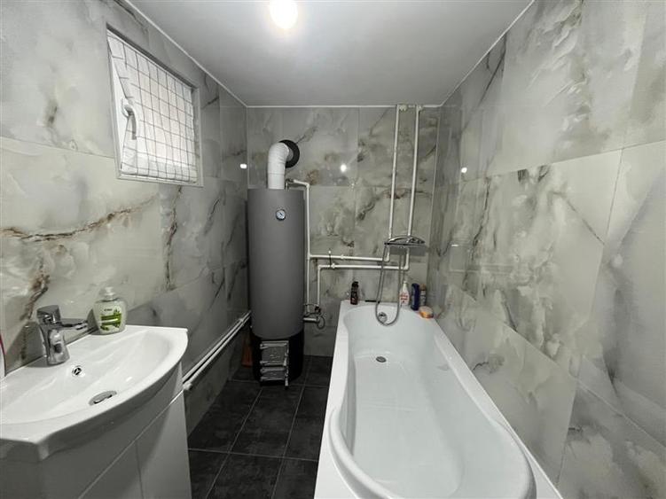 Casă individuală cu 4 camere cu Canalizare în Central
