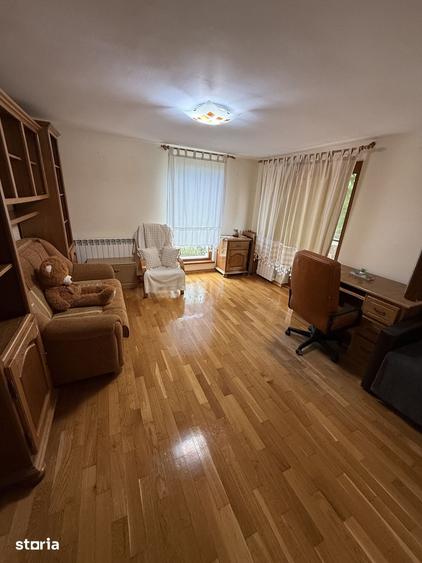 Casă cu 5 camere cu Teren 7200 Mp în Mănăstirea Cașin