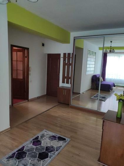 Apartament cu 3 camere semidecomandat în Casele Micești