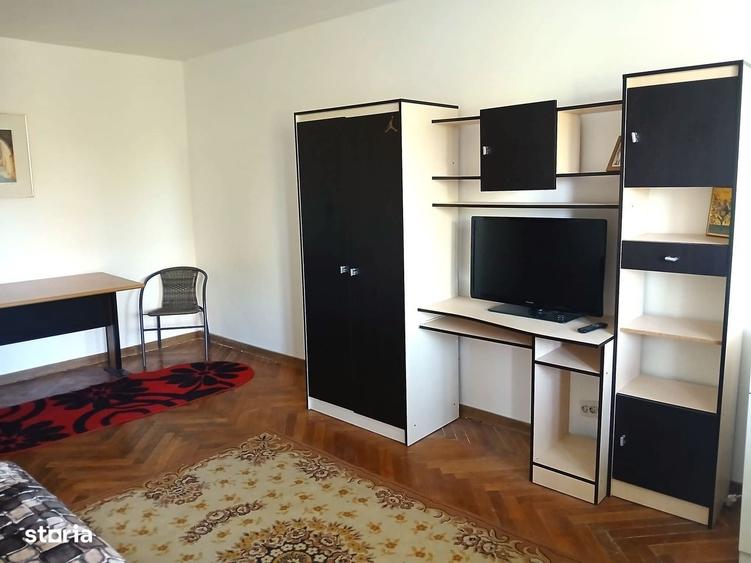 Apartament cu 2 camere decomandat în Podu Roș