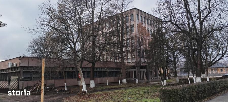 Spațiu comercial, de 3,000 mp, în Central