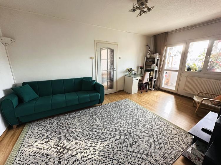 Apartament cu 4 camere decomandat în Apusului