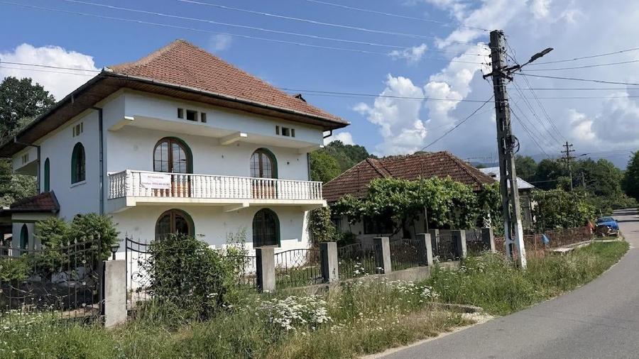Casă individuală cu 5 camere cu Teren 1380 Mp în Costești