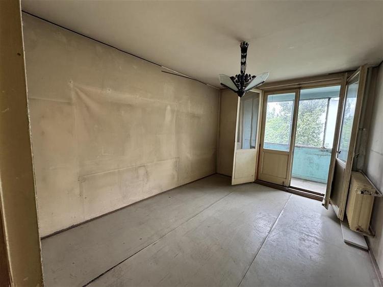 Apartament cu 3 camere semidecomandat în Uverturii