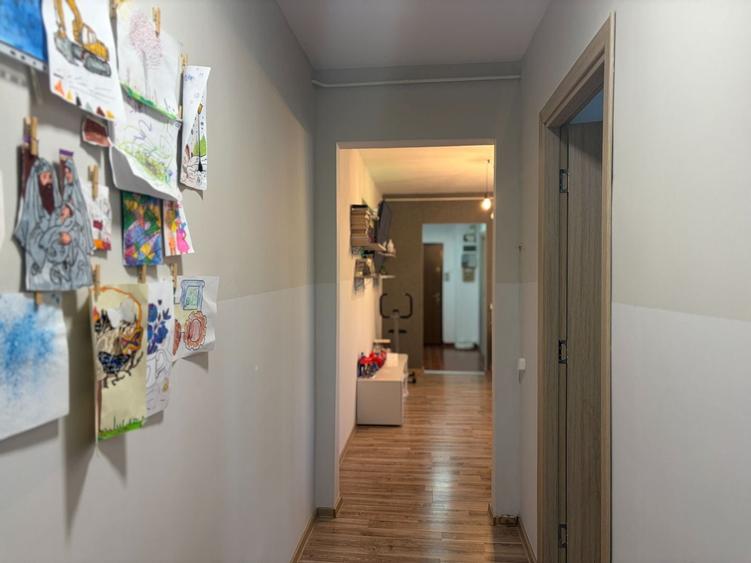 Apartament cu 3 camere semidecomandat, mobilat în Alexandru Obregia