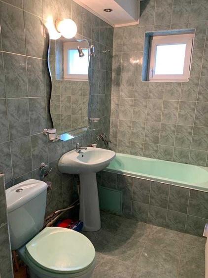 Apartament cu 3 camere semidecomandat în Moinești