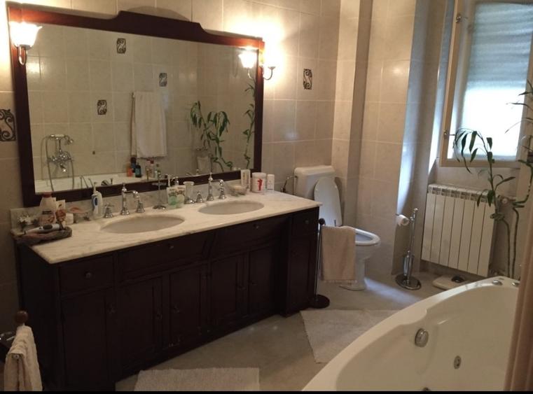 Casă individuală cu 15 camere cu Canalizare în Universitate