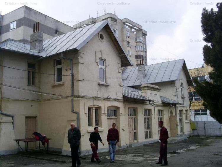 Casă cu 20 camere cu Canalizare în Central