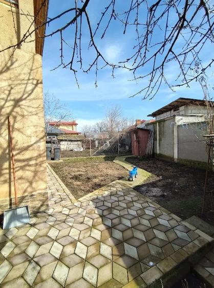 Casă individuală cu 5 camere cu Teren 400 Mp în Central