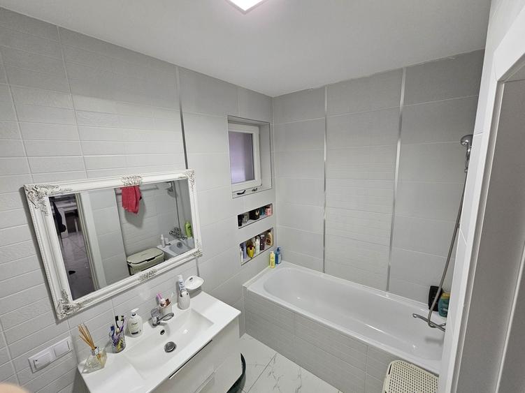 Apartament cu 3 camere decomandat în Florești