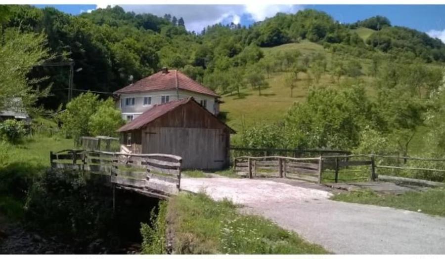 Casă cu 5 camere cu Teren 70000 Mp în Blăjeni