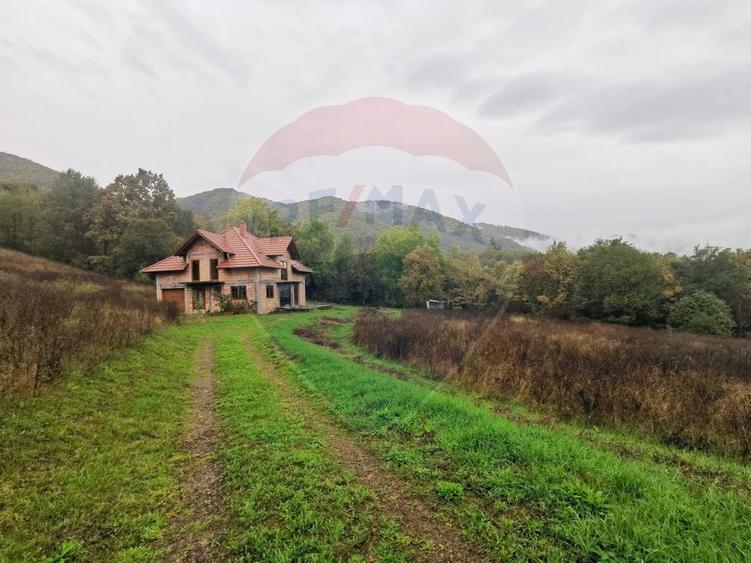 Casă cu 5 camere cu Teren 6400 Mp în Copalnic-Mănăștur