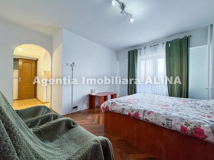 Garsonieră decomandată în Decebal