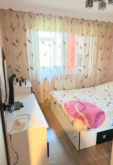 Apartament cu 3 camere semidecomandat, mobilat în Micro 38
