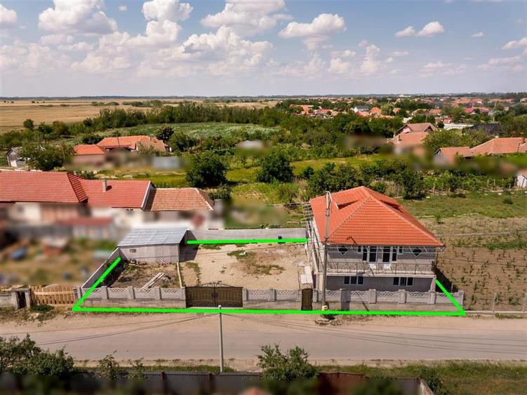 Casă cu 8 camere cu Teren 600 Mp în Girișu de Criș