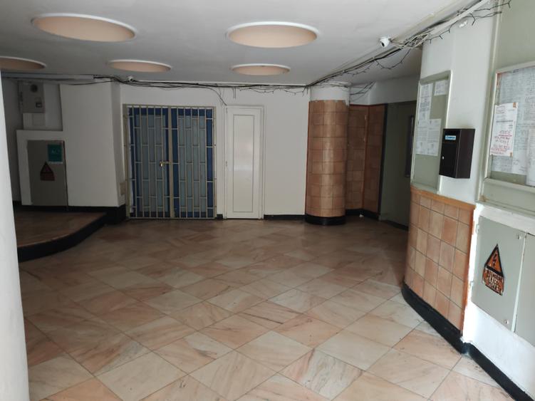 Apartament cu 3 camere nedecomandat în Sala Palatului