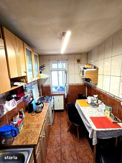 Apartament cu 3 camere decomandat în Tei