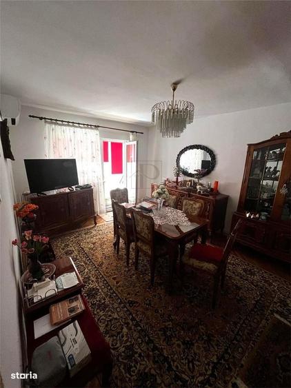 Apartament cu 4 camere decomandat în Lipovei