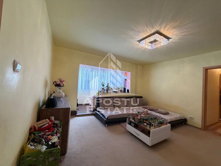 Apartament cu 3 camere semidecomandat, mobilat în Girocului