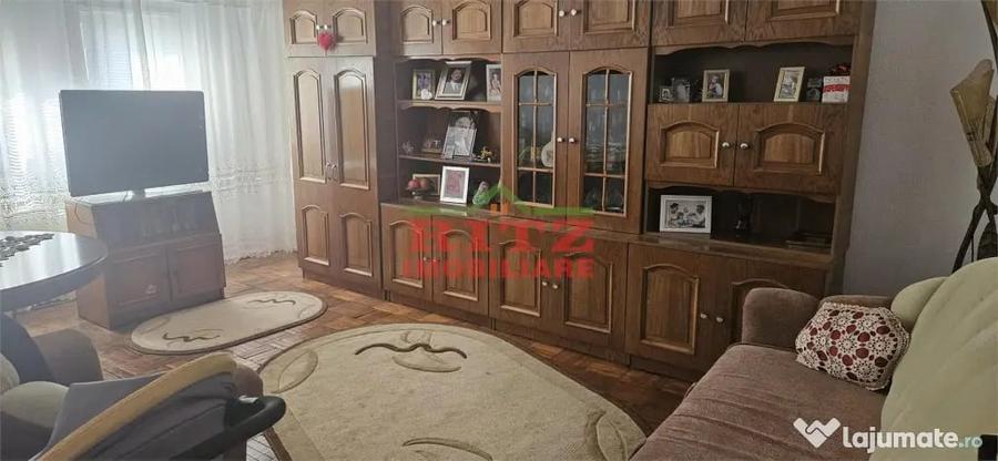 Apartament cu 3 camere decomandat în Central