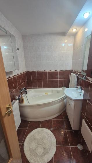 Apartament cu 3 camere decomandat în Movilei