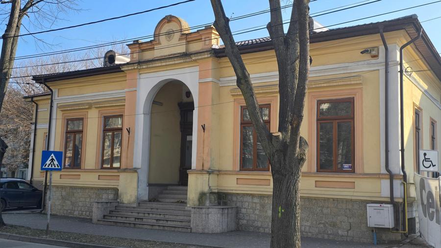 Casă cu 11 camere cu Canalizare în Ultracentral