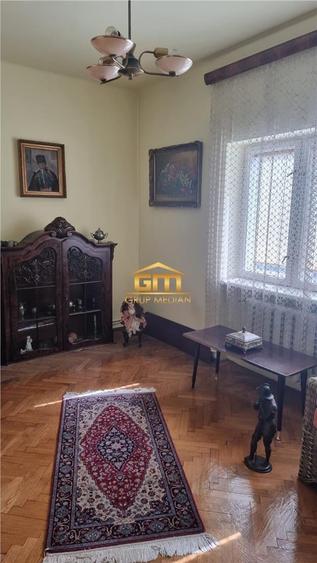 Casă cu 5 camere cu Canalizare în Central