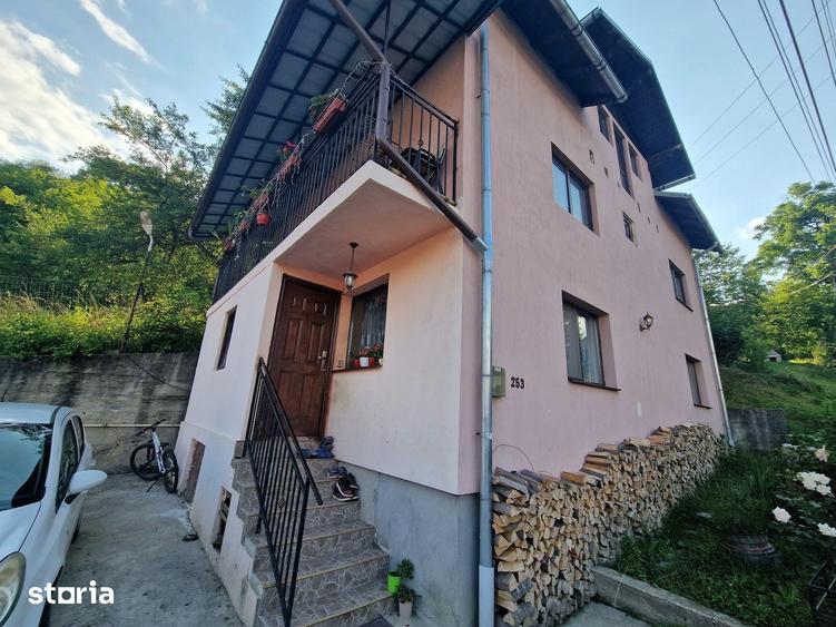 Casă cu 5 camere cu Teren 1000 Mp în Ghioșești