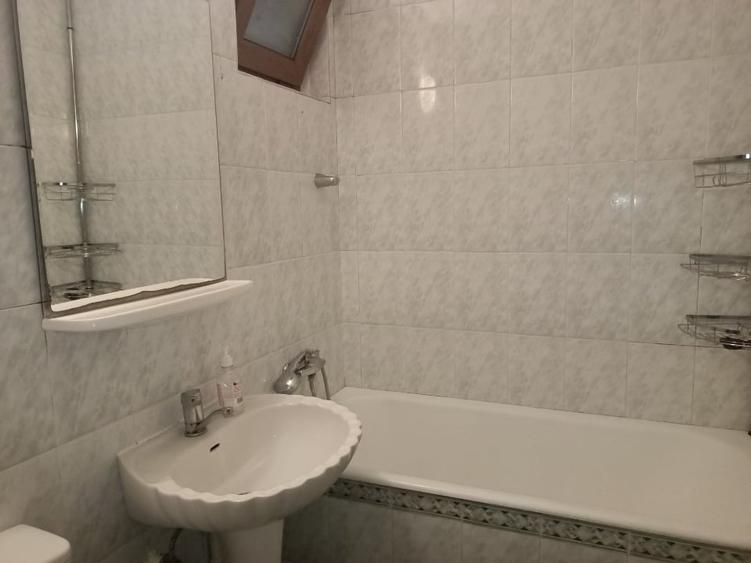 Apartament cu 3 camere decomandat, mobilat în Central
