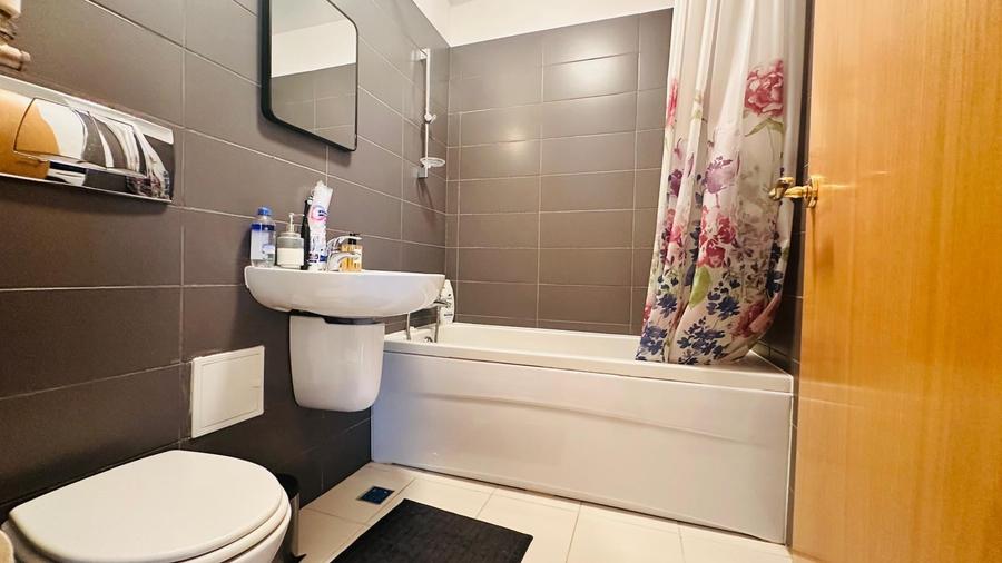 Apartament cu 3 camere semidecomandat, mobilat în Otopeni