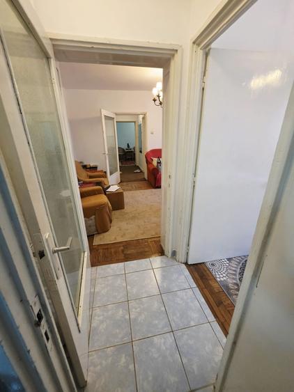Apartament cu 3 camere semidecomandat în Democrației
