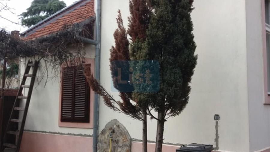 Casă cu 9 camere cu Canalizare în Centru Civic
