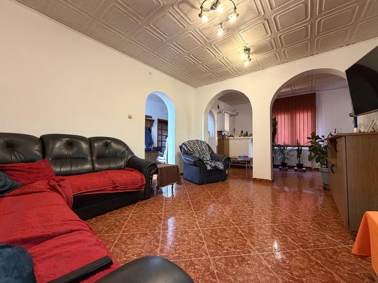Casă individuală cu 6 camere cu Canalizare în Ghiroda