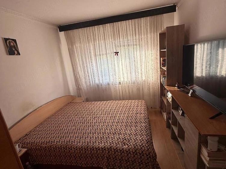 Apartament cu 4 camere decomandat în Craiovița Nouă