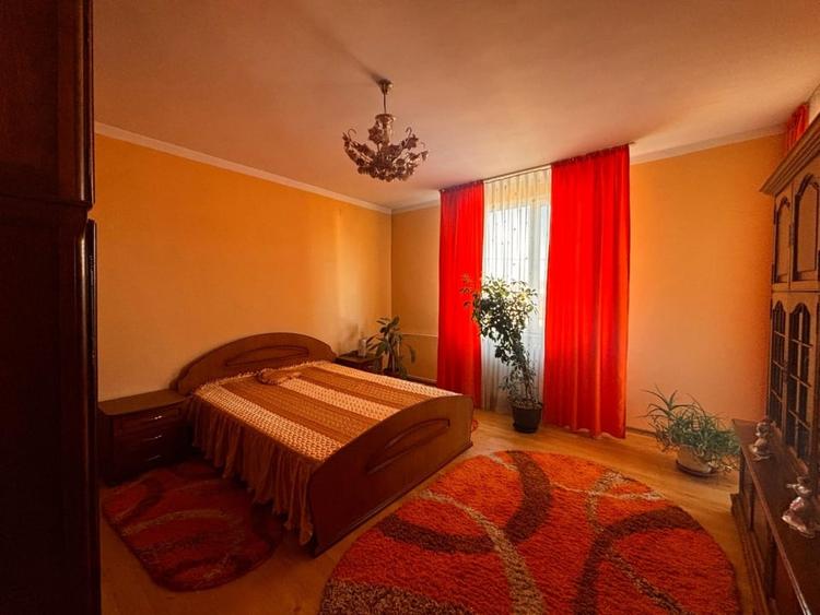 Casă individuală cu 6 camere cu Canalizare în Calea Moldovei