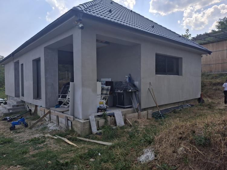 Casă individuală cu 3 camere cu Canalizare în Vest