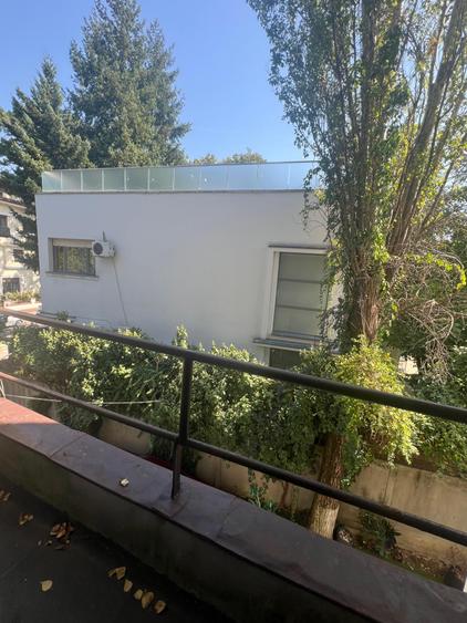 Apartament cu 4 camere decomandat în Capitale