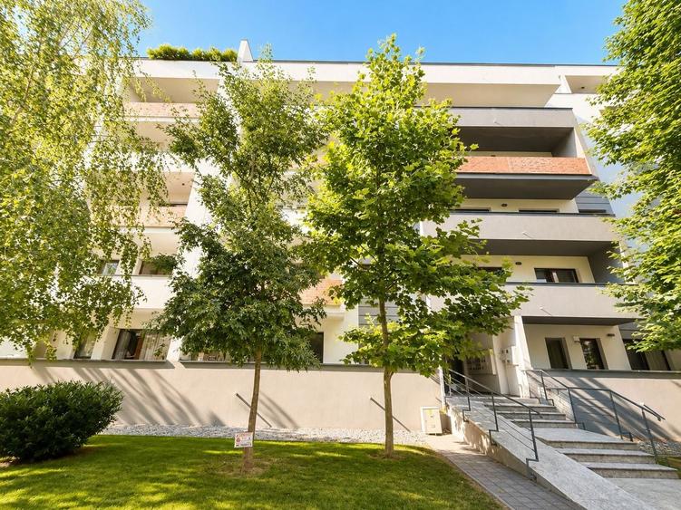 Apartament cu 2 camere decomandat în Europa