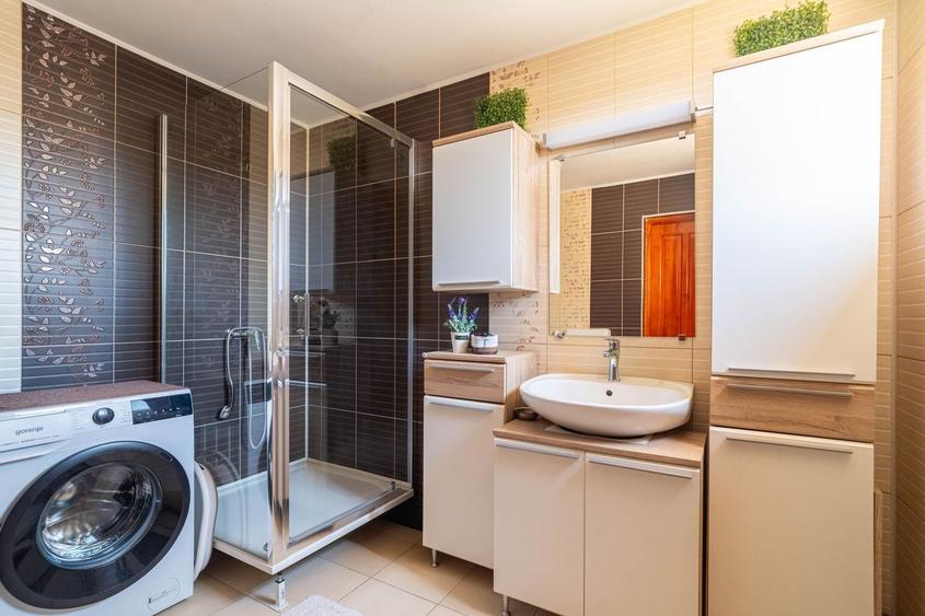 Casă individuală cu 5 camere cu Canalizare în Felnac
