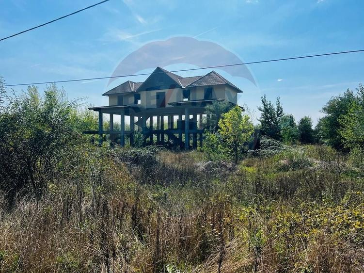 Casă individuală cu 6 camere cu Teren 3240 Mp în Radna