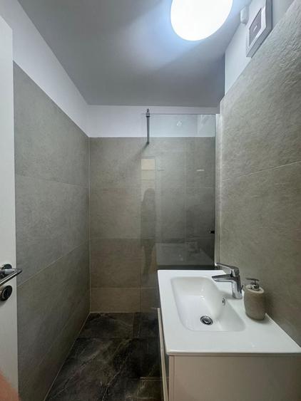 Apartament cu 2 camere decomandat, mobilat în P-ța Victoriei