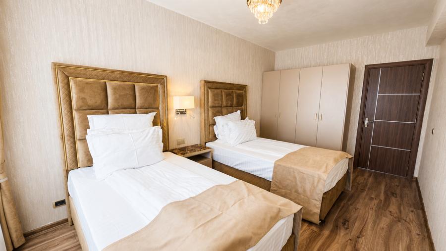 Apartament cu 4 camere decomandat, mobilat în Tractorul