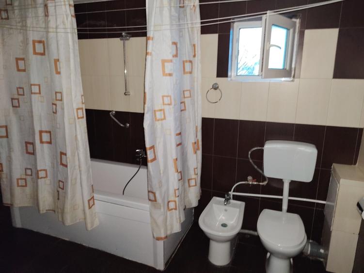 Casă cu 4 camere cu Teren 300 Mp în Central